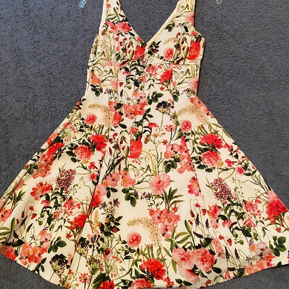 Monteau Dresses & Skirts - MONTEAU LOS ANGELES Sleeveless Floral Dress